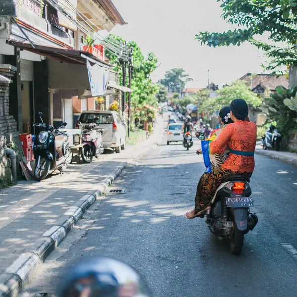 Foto ilustrasi jalan permukiman di Bali dengan pengendara motor