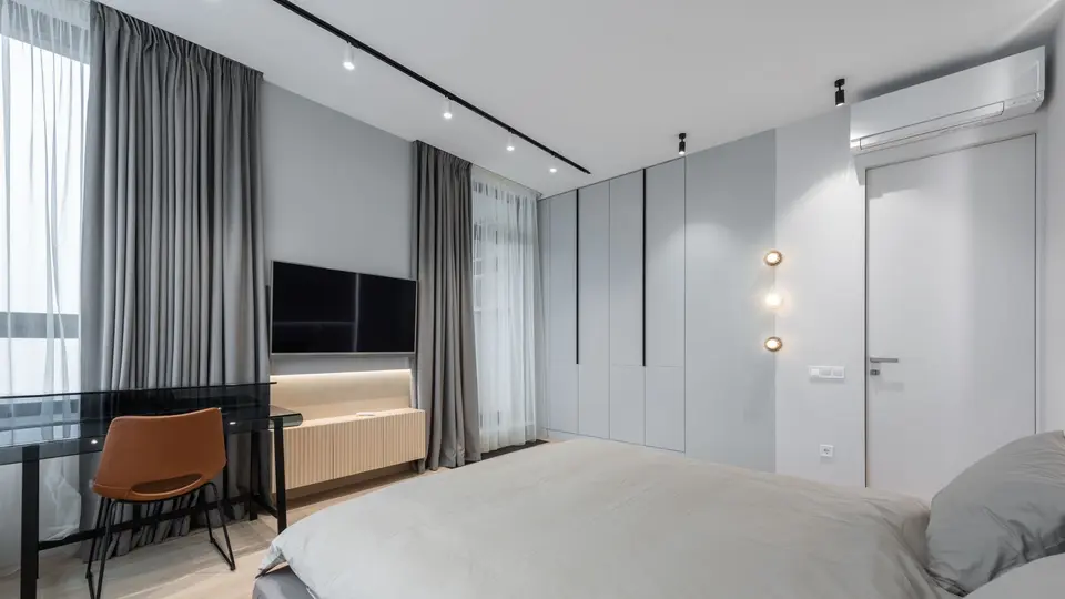 Foto ilustrasi kamar dengan AC, TV, dan meja kerja