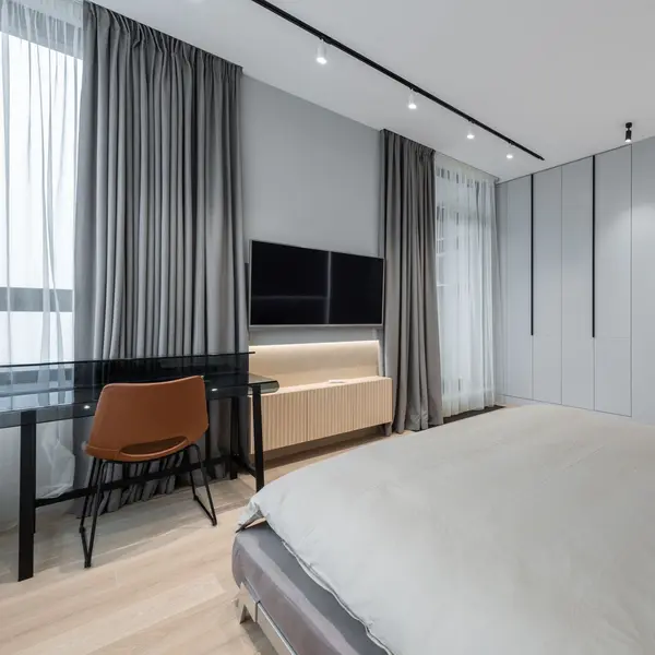 Foto ilustrasi kamar dengan AC, TV, dan meja kerja