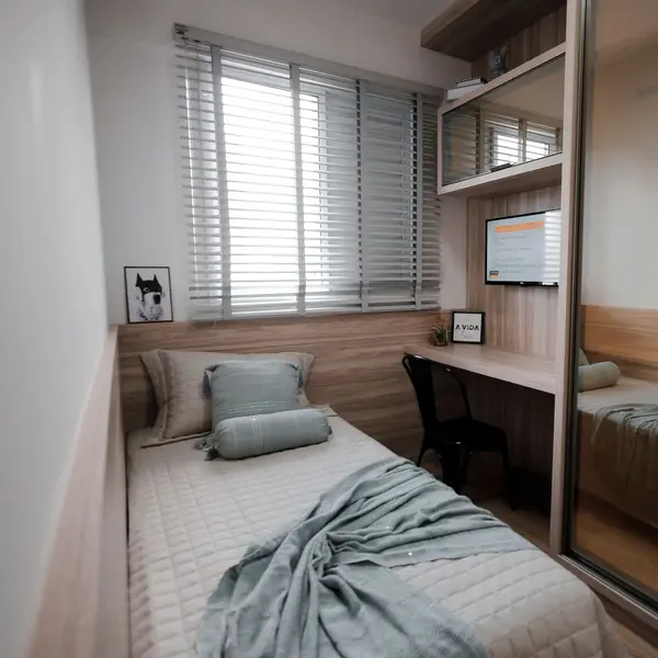 Foto ilustrasi kamar kompak dengan tempat tidur, meja, dan lemari