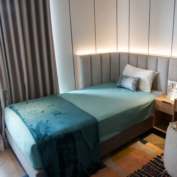 Foto ilustrasi kamar dengan tempat tidur single dan meja belajar