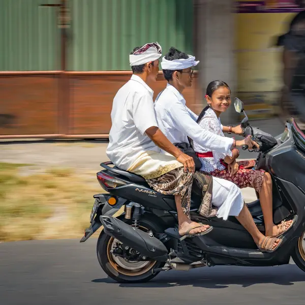 Foto ilustrasi keluarga berboncengan motor di jalan Bali